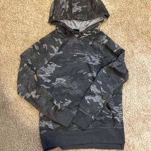 Women’s sweatshirt.